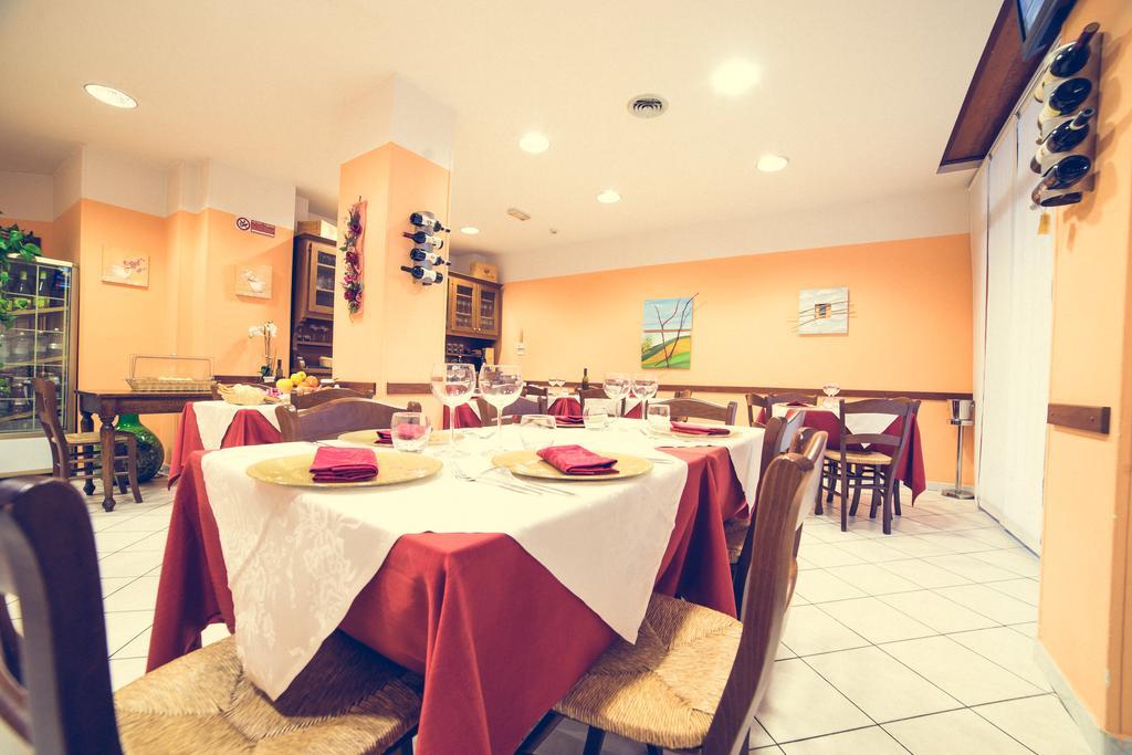 Hotel La Gaietta Millesimo ภายนอก รูปภาพ